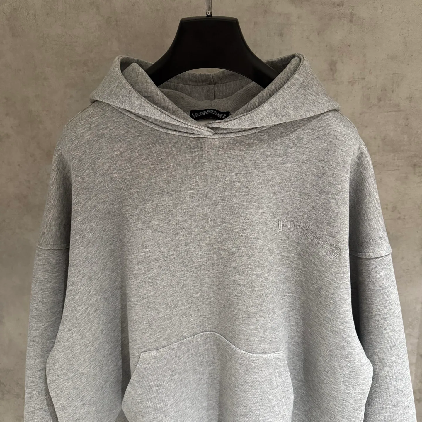 🅿️380 [Strict quality control] CH Croixin's new long-sleeved hooded sweatshirt. The fabric is made of heavy 480g double yarn fabric. The whole garment is washed. The front and rear panels are laser burned. The ready-to-wear wash is loose. The fabric is stiff and stylish. It does not deform or shrink. Color: black, white, floral gray. Size: M-2xl